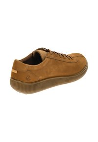 Sneaker in suede marrone con punta arrotondata, cuciture tono su tono, design con lacci e suola in gomma a righe. Presenta un piccolo logo sul tallone.