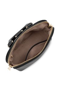 Sac en cuir noir avec fermeture éclair et quincaillerie dorées. Intérieur en texture lisse doublé de tissu beige. Contient un compartiment unique avec une poche intérieure.