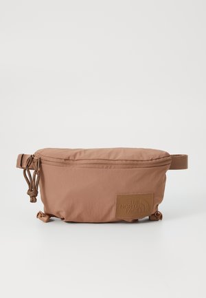 Brązowa nerka z zamkiem błyskawicznym i regulowanym paskiem, z naszywką z logo The North Face z przodu.