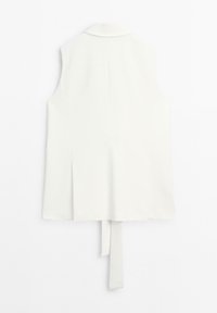 Mouwloos wit vest met een kraag, met een rechte snit, plooien aan de achterkant en een strikdetail in de taille. Glad stoftextuur.