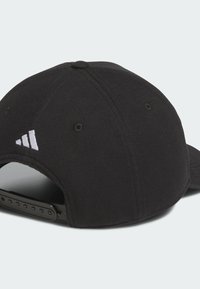 Černá baseballová kšiltovka se strukturální korunou, vyrobená z látky, vybavená bílým logem se třemi pruhy na levé straně a zapínáním na patent.