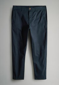 Tumedast meresinise värvi pehmetest puuvillast chinos, millel on lame eesmine osa, kaks külgtaskut ja eesmine nööbisuletus. Sile tekstuur ja täpselt sobiv lõige.