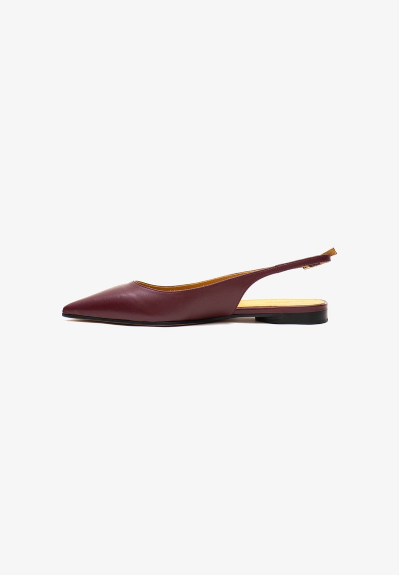 Burgunderfarbene Leder-Slingback-Ballerinas mit spitzem Schuh, minimalistischem Design und kleinem Absatz, ausgestattet mit einer glatten Textur und einem elastischen Riemen.