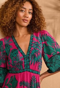 Love & Roses PETITE FIT - WOODBLOCK PRINTED V-NECK KIMONO SLEEVE MIDI - Dnevna haljina - pink tropical