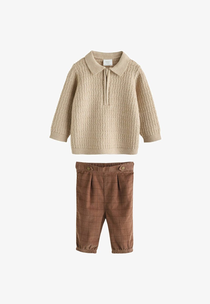 Beżowy sweter polo z długim rękawem o teksturowanym wzorze, zestawiony z brązowymi spodniami w kratkę z elastycznym paskiem dla maluchów.