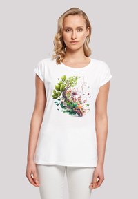 Weißes Baumwoll-T-Shirt mit einem bunten Blumenmotiv, das grüne Blätter und rosa Blumen zeigt, runder Ausschnitt und aufgerollte kurze Ärmel.