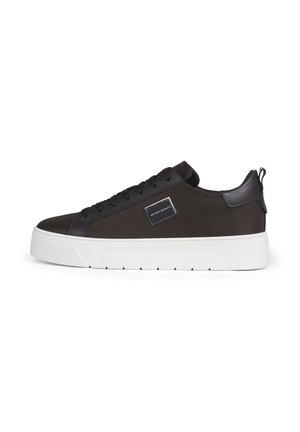 Schwarzer Low-Top-Sneaker mit Mesh-Obermaterial, schwarzen Schnürsenkeln, Lederdetail an der Ferse, dicker weißer Sohle und Markenlabel an der Seitenlasche.