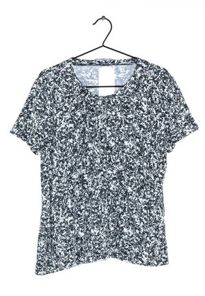 Bloemrijke blouse met korte mouwen in zwart en wit, met een ronde hals, zachte stof en subtiele plooien aan de voorkant voor textuur.