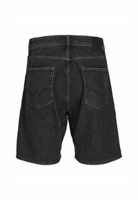 Shorts en denim noir avec une taille plate, deux poches arrière et des coutures contrastées. Texture lisse avec un aspect légèrement décoloré.