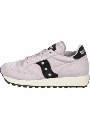 Lyse lilla Saucony-sneaker med sort logo, hvid sål, mesh-tå og ruskindsdetaljer, set fra ydersiden.