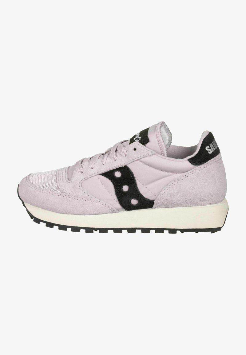 Baskets Saucony violet clair avec logo noir, semelle blanche, bout en mesh et accents en daim, vues de côté extérieur.