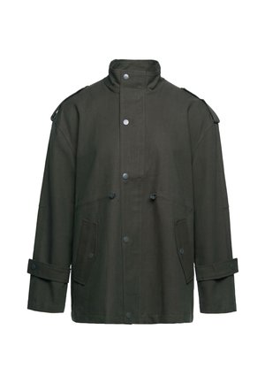 Dunkelgrüne Jacke mit hohem Kragen, vorderen Druckknöpfen, zwei vorderen Klappentaschen und geknöpften Riemen an Ärmeln und Schultern.