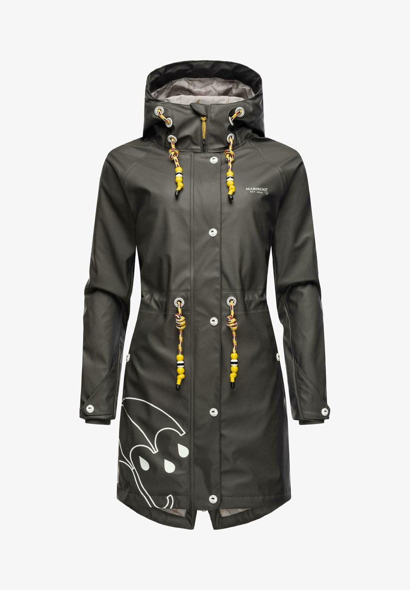 Impermeable negro con capucha, botones metálicos, cuerdas ajustables con cuentas amarillas y un diseño gráfico blanco en la parte frontal.