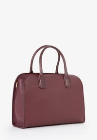 Borsa a borsa in pelle sintetica borgogna con manici lucidi e a motivo, di forma strutturata, dotata di chiusura con zip e superficie liscia.