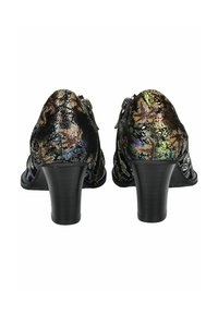 Černé podpatek boty s barevným, iridescentním vzorem, texturovaným povrchem a stylovým zádovým dílem se kovovým zipem.