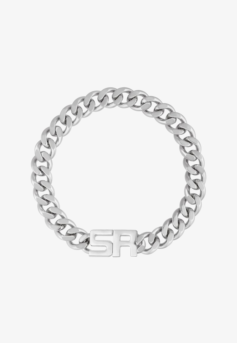 Bracelet en chaîne argentée avec des maillons épais, présentant un accent rectangulaire plat sur lequel figurent les lettres "SR". Fini métallique lisse et poli.