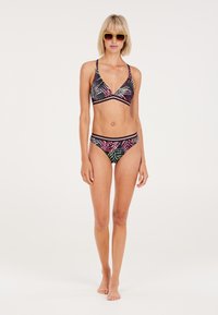 Completo bikini con top triangolare e slip alla hipster coordinati. Base nera con un vivace motivo foglioso in verde e rosa. Tessuto resistente.