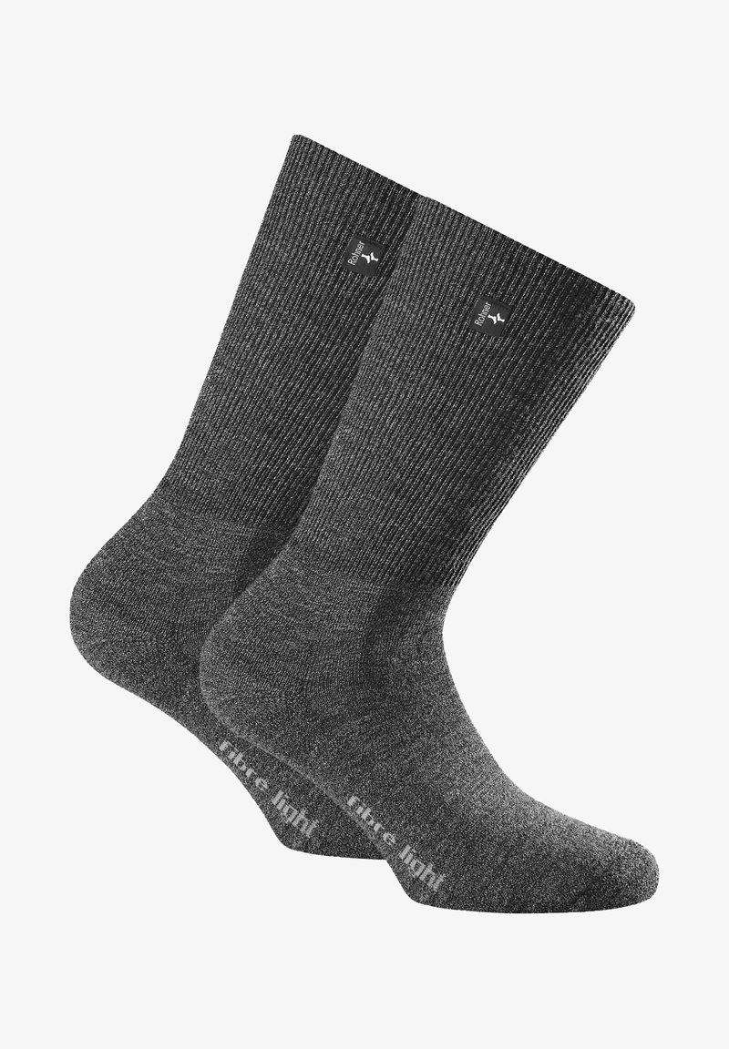 Zwei Paar anthrazitfarbener Socken mit einem gerippten Textur, die ein Logo-Patch oben und "fibre light" auf der Sohle gedruckt haben.
