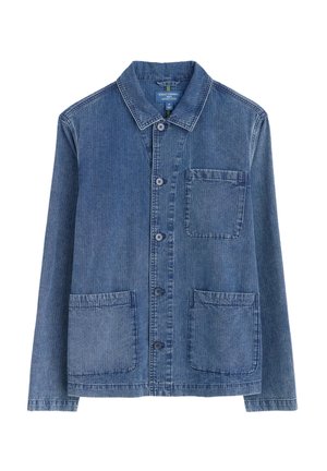 Veste en denim bleu avec un devant à boutons, de grandes poches plaquées et un col classique. Présente une coupe décontractée et des détails de couture visibles.