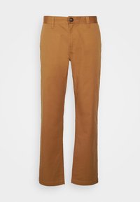 Bruine rechte broek met riemlussen en een knoopsluiting, weergegeven tegen een effen witte achtergrond.
