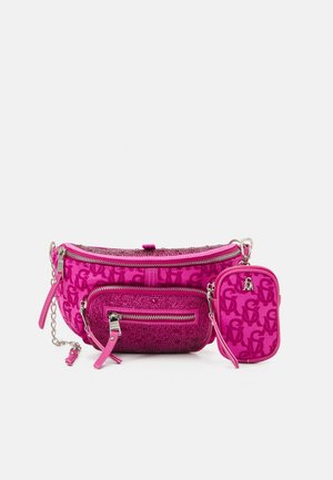Fuchsiová crossbody taška s texturovanými akcenty, vybavená dvěma zipovými kapsami, odnímatelnou mini taškou a řetízkem.