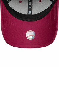 Gorra de béisbol en color burdeos con visera negra, que presenta un gráfico detallado de béisbol en la parte frontal y una superficie de tela texturizada.