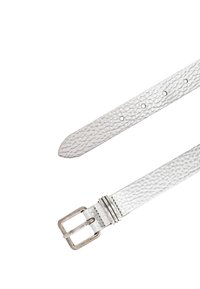 Ceinture en cuir texturé blanc avec boucle carrée en argent et plusieurs trous de réglage sur fond blanc.