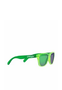Occhiali da sole trasparenti verdi con forma quadrata retro, lenti verde scuro e logo "Oakley" bianco sulla gamba.