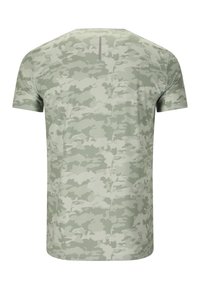 T-shirt à manches courtes camouflage vert clair et beige vu de dos avec une petite bande réfléchissante verticale près du col.