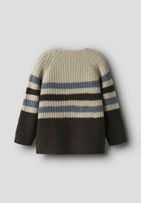 Chunky-Strickpullover mit breiten horizontalen Streifen in Beige, Blau, Schwarz und Braun, flach auf einem grauen Hintergrund ausgelegt.