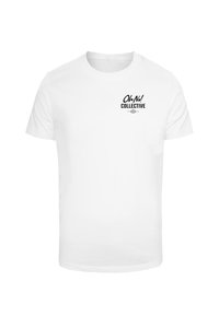 Hvid bomulds T-shirt med et sort logo på den øverste venstre bryst. Korte ærmer, rund halsudskæring og normal pasform.