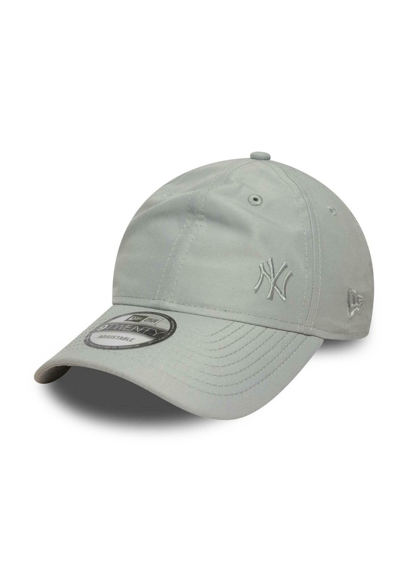 Gorra de béisbol ajustable en gris claro con el logo de los New York Yankees bordado en la parte frontal y el logo de New Era en un lado.