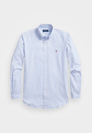 Camisa abotoada listrada em azul claro e branco, com colarinho clássico, mangas longas e um pequeno logotipo bordado no peito.