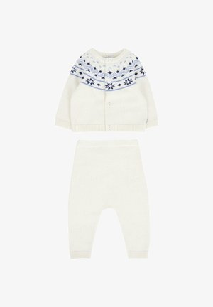 Biały sweter z dzianiny z niebieskim wzorem na karczku i czterema guzikami, w zestawie z dopasowanymi białymi spodniami z dzianiny. Miękka tekstura, luźny krój.