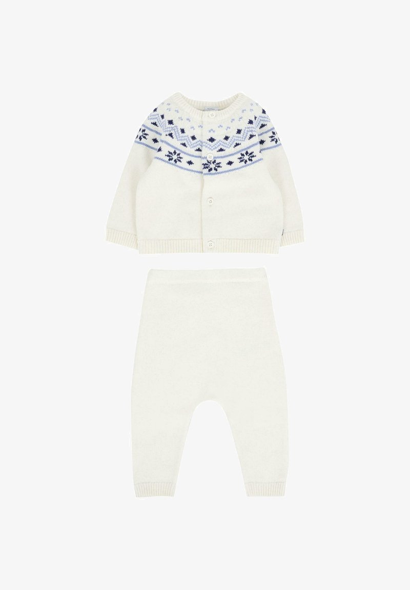 Cardigan bianco lavorato a maglia con patta blu a motivo e quattro bottoni, abbinato a pantaloni bianchi lavorati a maglia coordinati. Texture morbida, vestibilità rilassata.