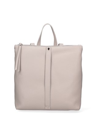 Zaino in pelle beige chiaro con manico superiore, cinghia verticale con bottone a pressione e chiusura con cerniera e tirante.