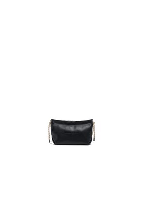 Bolsa rectangular de cuero negro con cuerdas beige de ajuste a cada lado, textura suave y marca en relieve sutil en el frente.