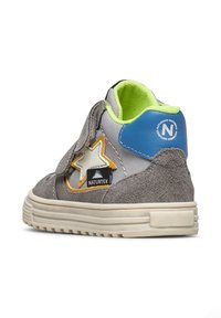 Sneaker per bambini in grigio e blu con dettaglio a stella, fodera interna verde neon, strap in velcro e suola bianca su sfondo bianco.