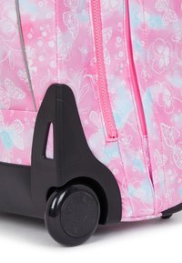 Rosa Rollkoffer mit floralen und Schmetterlingsmustern, ausgestattet mit einem schwarzen Radunterbau und einem glatten Reißverschluss. Texturiertes, strapazierfähiges Material.