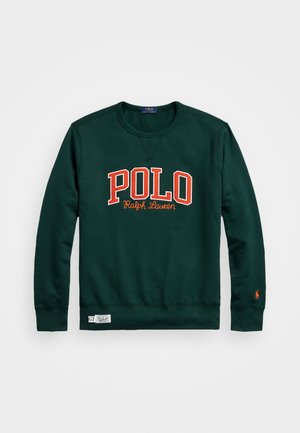 Dunkelgrünes Sweatshirt mit Rundhalsausschnitt und großem "POLO Ralph Lauren" Schriftzug in orange und weiß, kleines Logo am linken Ärmelbündchen.