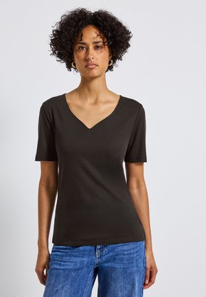 T-shirt a maniche corte V-neck marrone scuro realizzato in tessuto morbido, caratterizzato da una silhouette aderente e una texture liscia.