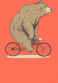 Braunbär fährt auf einem roten Fahrrad, vor einem korallenfarbenen Hintergrund. Der Bär hat ein strukturiertes Fell und einen zufriedenen Ausdruck.