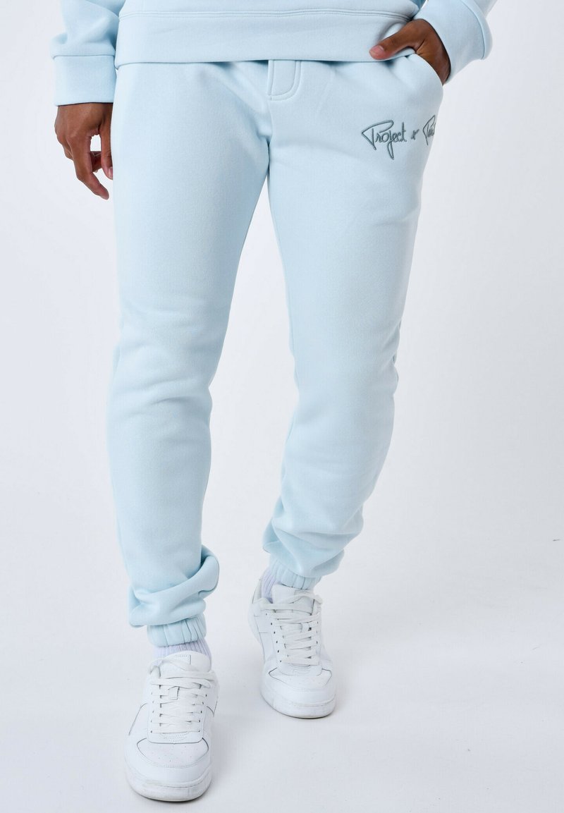 Lichtblauwe joggingbroek van zachte fleece, met een taps toelopend ontwerp. Inclusief een voorkantoor en geborduurd merk op de heup.