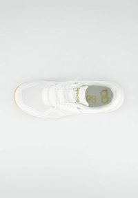 Weiße Sportschuhe mit Obermaterial aus Netzgewebe, Schnürverschluss, gepolsterter Innensohle mit goldenem Logo und einer strukturierten Gummisohle.