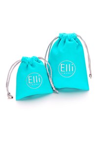 Tyrkisfärgade tygsmyckespåsar, en större och en mindre, med silverfärgade dragsnören. Båda har en tryckt logotyp på framsidan.