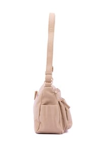 Borsa a tracolla in pelle beige con una sola tracolla, superficie texturizzata, due tasche con zip e forma triangolare.