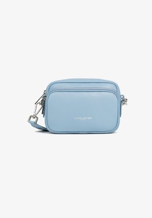 Borsa a tracolla in pelle azzurro chiaro con due scomparti con zip, tracolla regolabile e dettagli in argento. Presenta il logo impresso "LANCASTER PARIS".