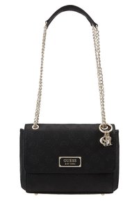 Zwarte handtas van imitatieleer met geperst patroon, zilveren ketting-schouderriem en metalen plaatje met merklogo. Voorzien van een magnetische flapsluiting.