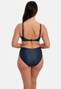 Tmavě modrý bikini set obsahuje zapínání na klips, nastavitelné ramínka a vysoký pas s hladkým, texturovaným povrchem.