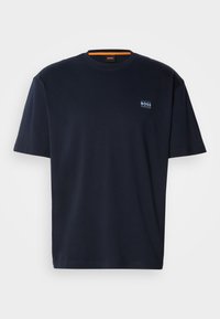Tricou din bumbac de culoare bleumarin, cu guler rotund. Are un mic logo pe piept și un accent portocaliu contrastant la guler. Mâneci scurte.